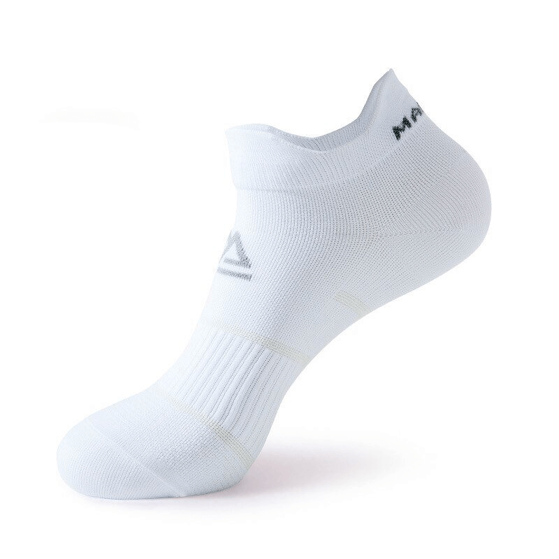 White breathable elastic lightweight low-rise ankle sock for sports, providing cooling comfort and support. Unisex design SF1131.